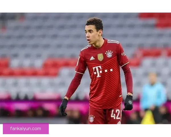 穆西亚拉在本赛季表现稳健，逐渐成为球场上的艺术家，备受期待。